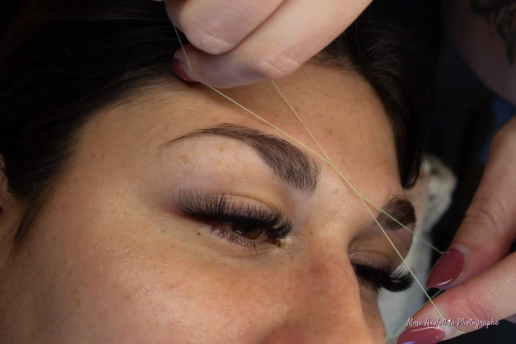 Épilation au fil — technique ancestrale précise pour sourcils et visage