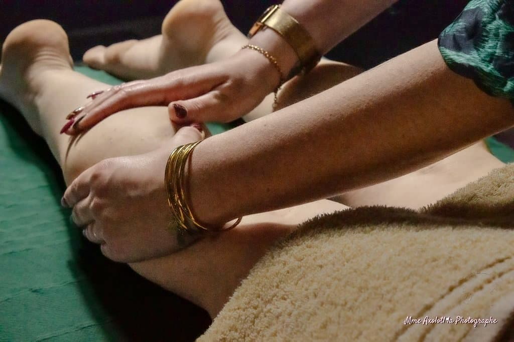 Massage californien — mouvements longs, fluides et enveloppants pour un lâcher-prise total